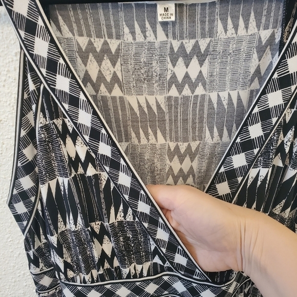 Max Studio Medium Boho Geometric Print Black White V-Neck Sleeveless Maxi Dress - Picture 4 of 13